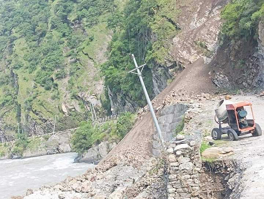 विद्युतका तार पहिरोसँगै सेती नदी पुगे, यातायात ठप्प