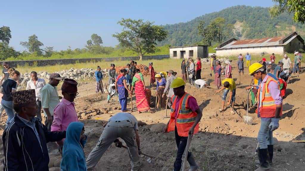 बिद्यालय भवन निर्माणमा श्रमदान गर्दै बिदेशीहरु