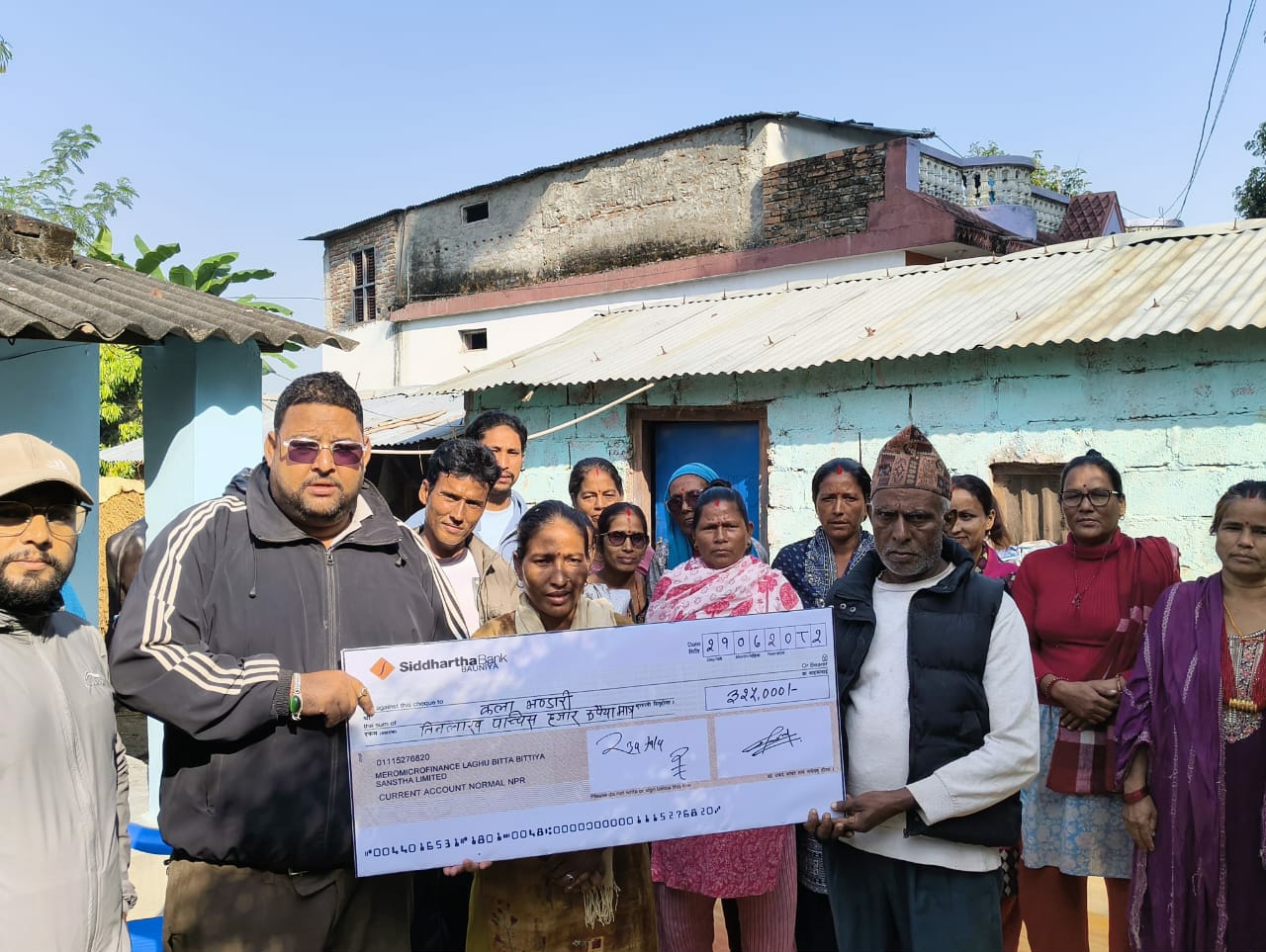 मेरोमाइक्रोफाइनान्स लघुबित्त बित्तीय संस्थाका  असामयिक मृत्यु भएका ग्राहकका परिवारले पाए  बीमा बापतको रकम   हस्तान्तरण