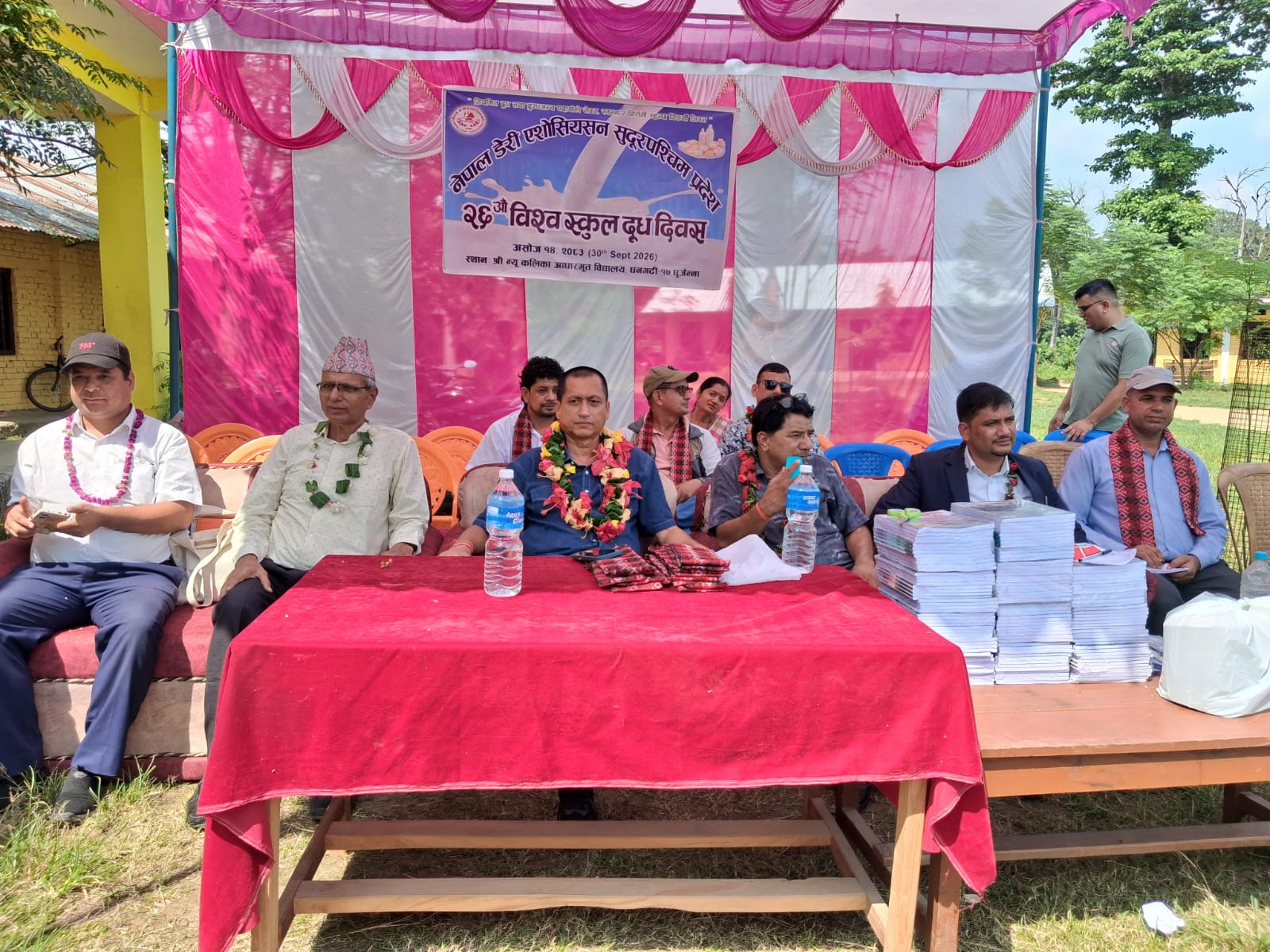 २६ औं बिश्व  स्कुल दुध दिवस :  डेरी एशोसिएसने  बिद्यार्थीलाई खिर खुवायो