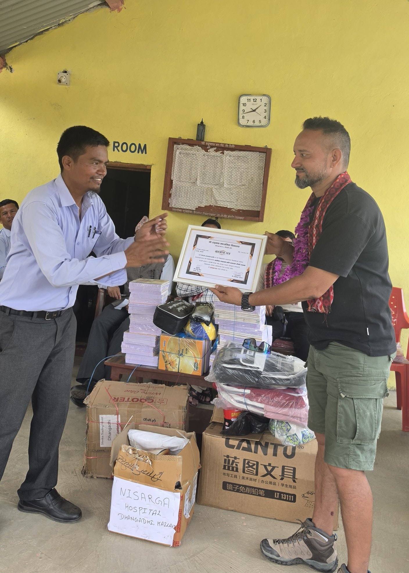 हावाहुरी प्रभावित विद्यालयलाई निसर्ग हस्पिटलद्वारा औषधि सहयोग