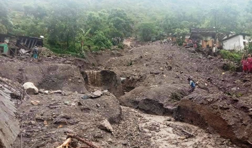 पहिरोमा १७ घर पुरिए ११ जना सम्पर्क बिहीन, उद्धारका लागि हेलिकोप्टरको पहल हुँदै