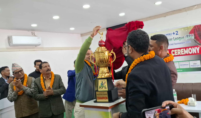 बाल्मिकी  +  २ राइजिङ स्टार प्रिमियर लिग २०८२ को ट्रफी सार्वजनिक