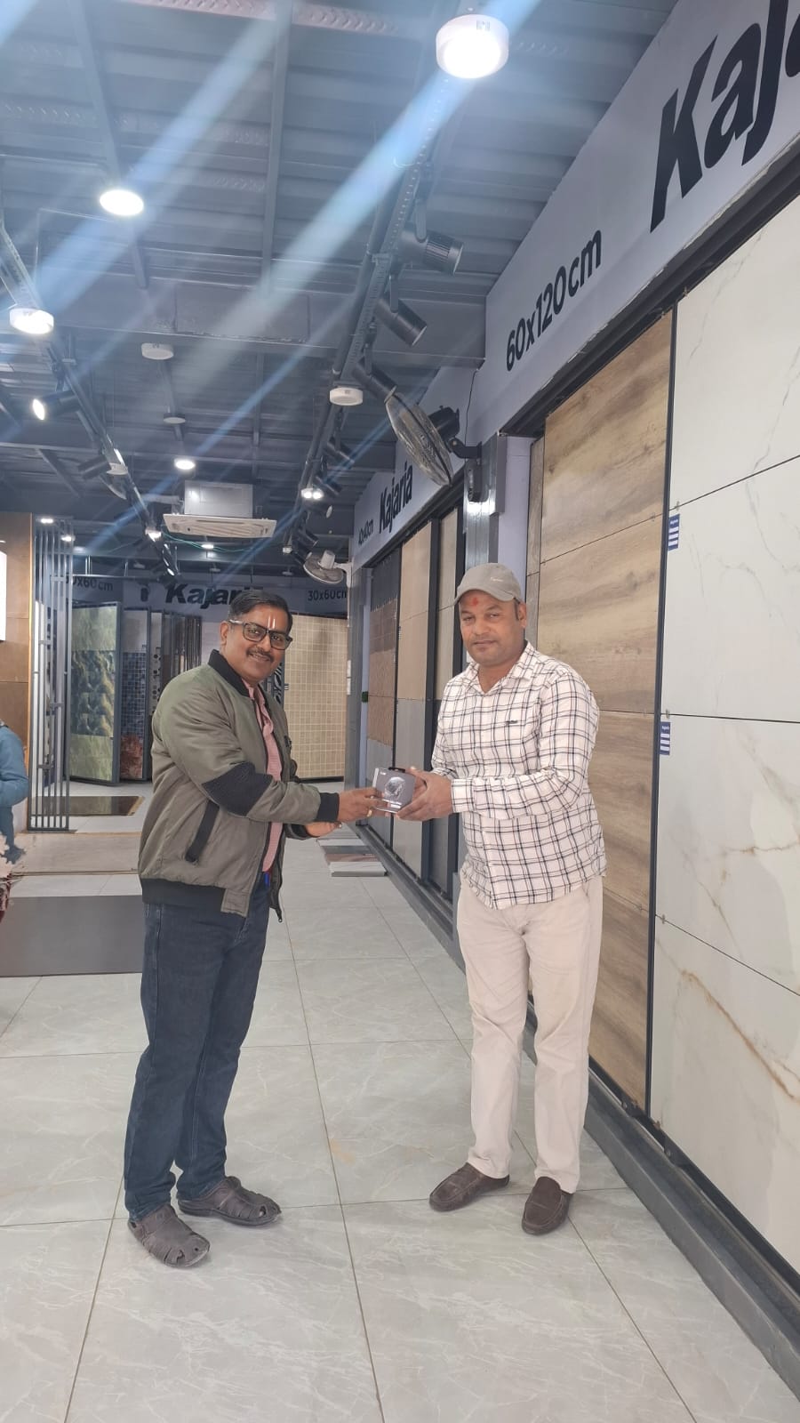 कजरिया टायल्सको खरिदमा भट्टले  पाएर सरप्राइज गिफट