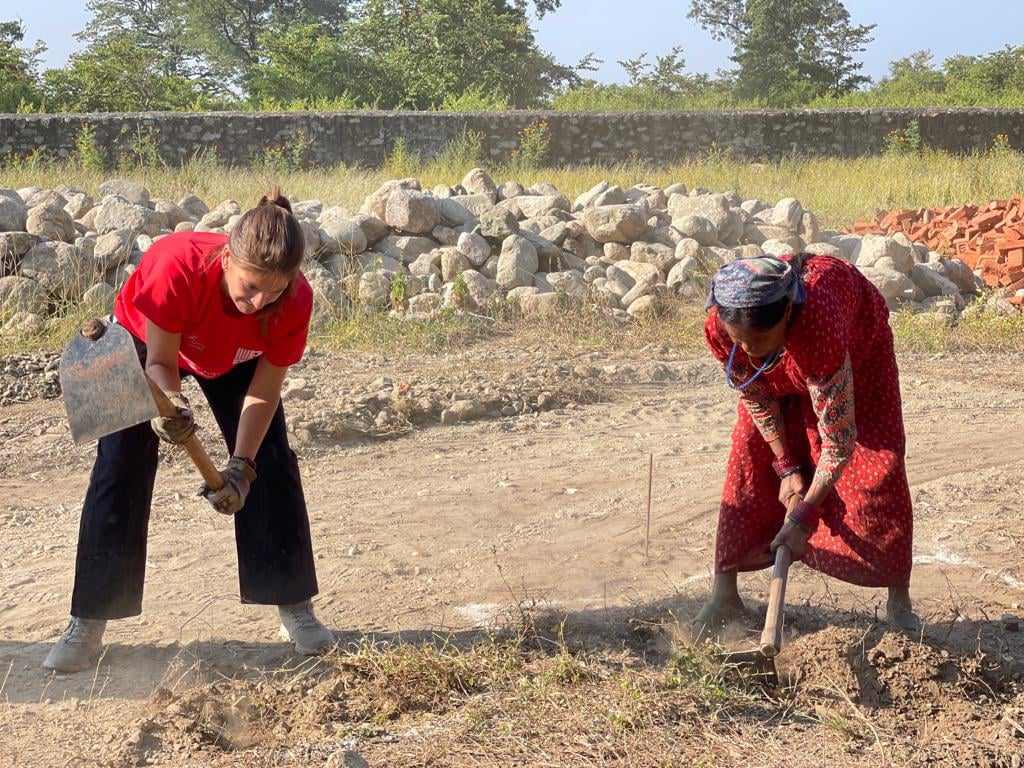 विद्यालय भवन निर्माणमा १९ विदेशी नागरिकको श्रमदान