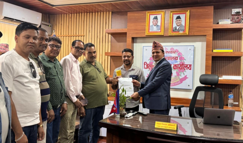 सुनचाँदीमा लगाइएको करप्रति असन्तुष्टि जनाउदै सुनचादी व्यवासयीले बुझाए  ज्ञापनपत्र