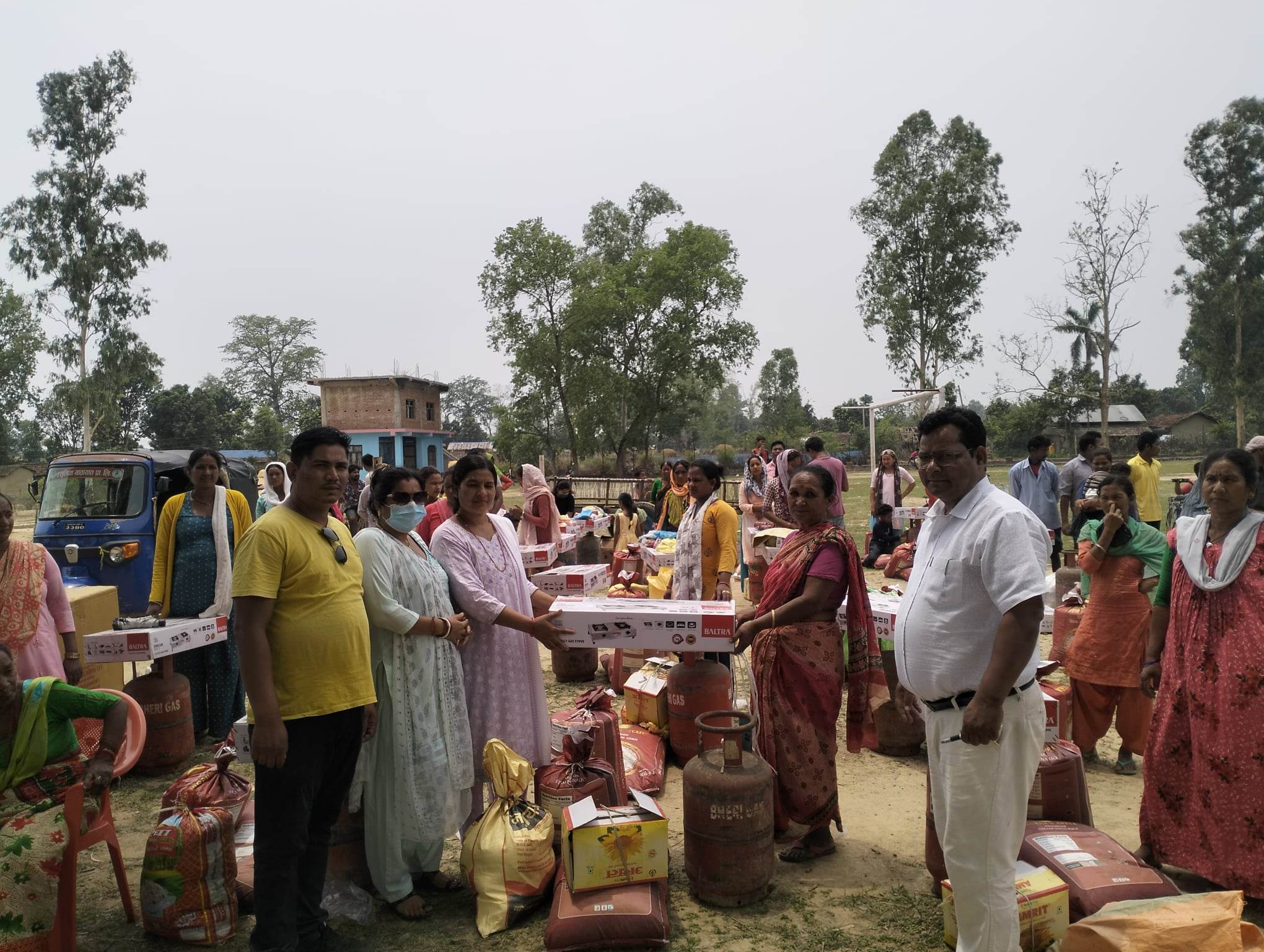 ५७ जना विपन्न महिलालाई रहात वितरण