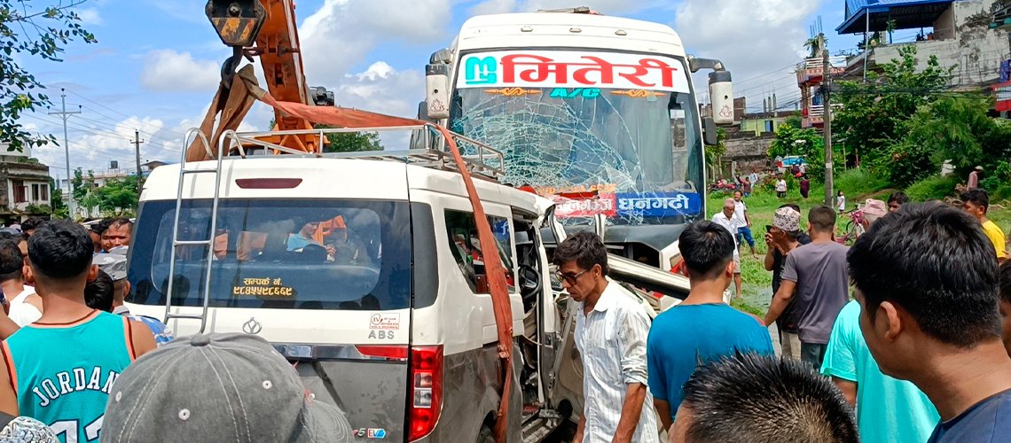 धनगढीबाट काँकडभिट्टा जाँदै गरेको बस र माइक्रो ठोक्किँदा सातको मृत्यु