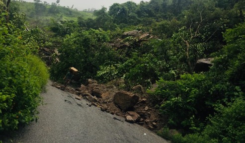 साँफे मार्तडी सडक खण्डमा फेरी पहिरो, यातायात अबरुद्ध