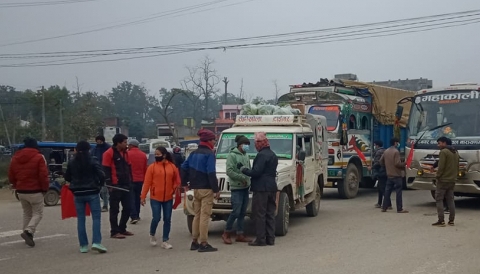 पेट्रोलिय पदार्थमा गरिएको मुल्य वृद्धि फिर्ता गर्न माग गर्दै अत्तरियामा चक्काजाम