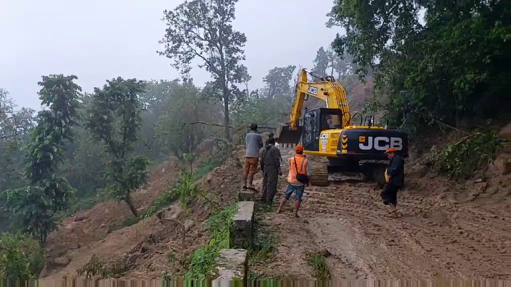 भीमदत्त राजमार्गमा पहिरो जानेक्रम नरोकिएपछि सडक सुचारु गर्न समस्या