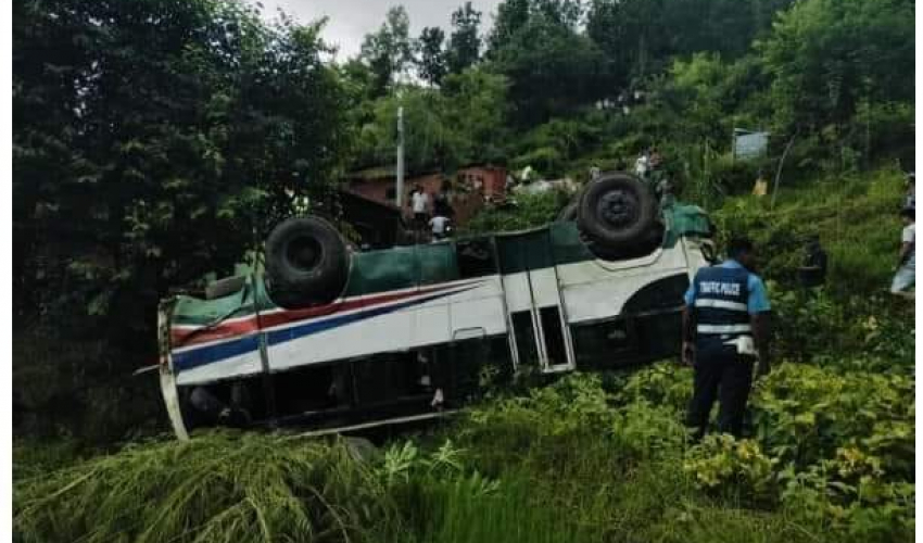 डोटीमा यात्रुवाहक बस दुर्घटना हुँदा १६ यात्रु घाइते