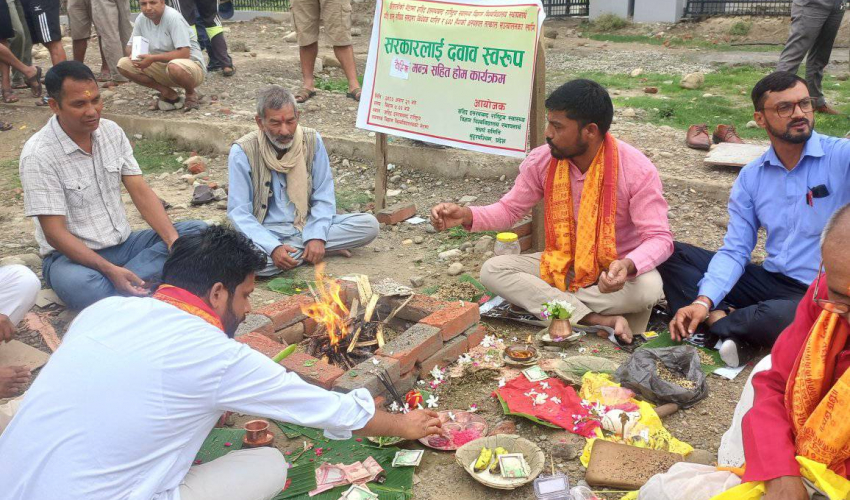 मेडिकल विश्वविद्यालयको माग गर्दै गेटामा वैदिक होम