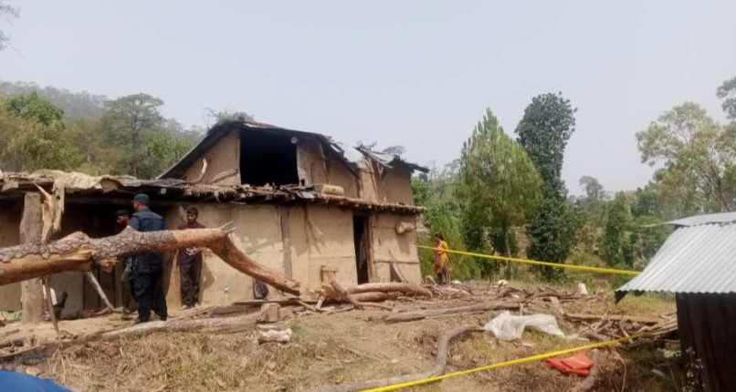 डडेल्धुरामा हावाहुरीले घरमाथि रूख ढल्दा महिलाको मृत्यु
