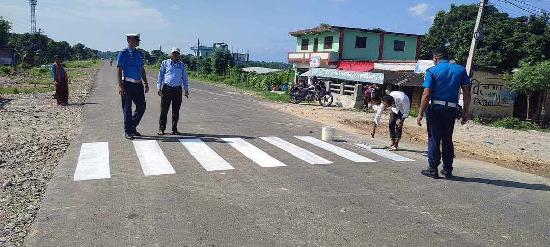 फूलबारीस्थित हुलाकी सडकको दुई ठाउँमा जेब्रा क्रसिङ