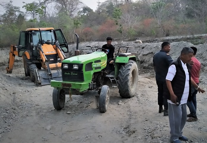 वन क्षेत्रमा जेसीभी लगाएको भन्दै सडक निर्माणमा रोक