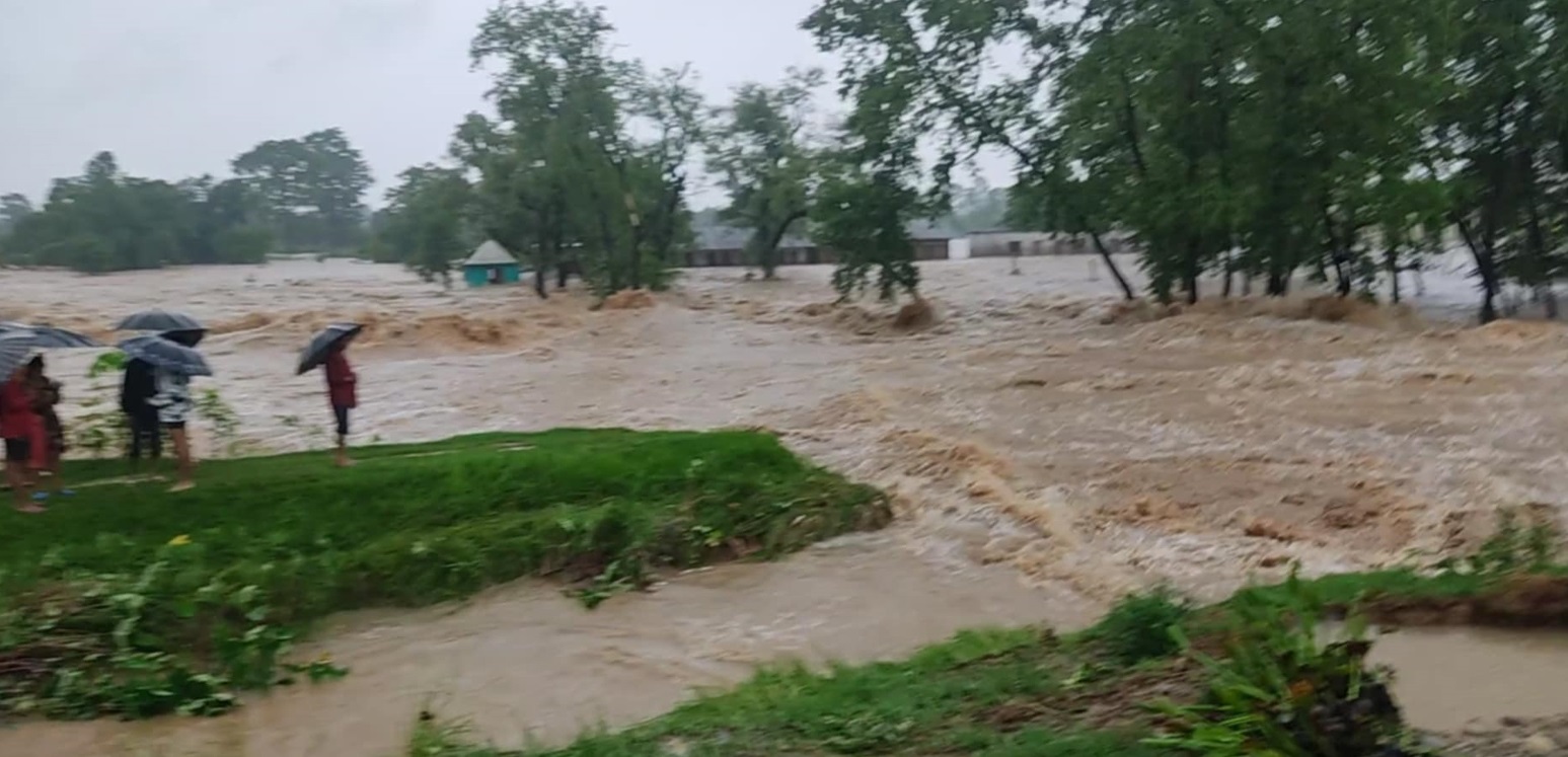 कञ्चनपुरको झर्नाखोला उर्लिएपछि तटीय क्षेत्रका जनता डुबानमा