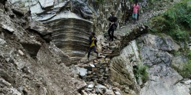 भारतले बिष्फोट  गराउँद  नेपाली सडक अवरुद्ध