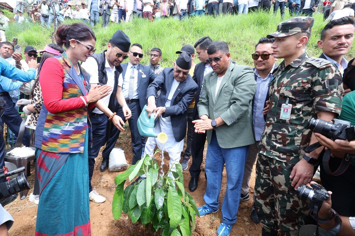 हरेक नागरिकले एउटा रुख रोपौँ : प्रधानमन्त्री