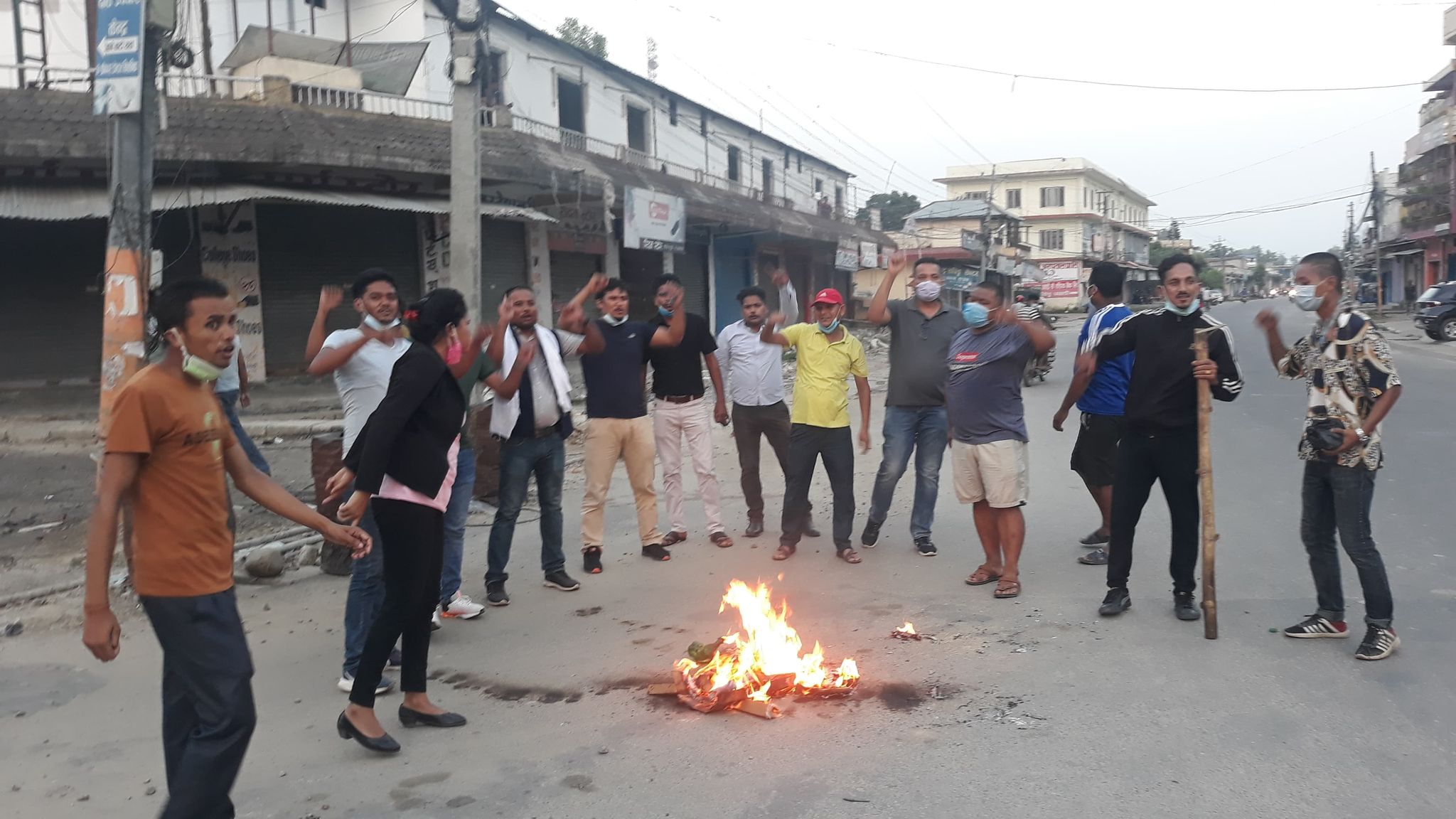 एमाले निकट युवाद्वारा राजेन्द्र महतोको पुत्ला दहन