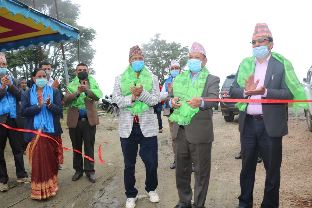 तीन दशकपछि डडेल्धुराका दुई सडक कालोपत्रे हुँदै