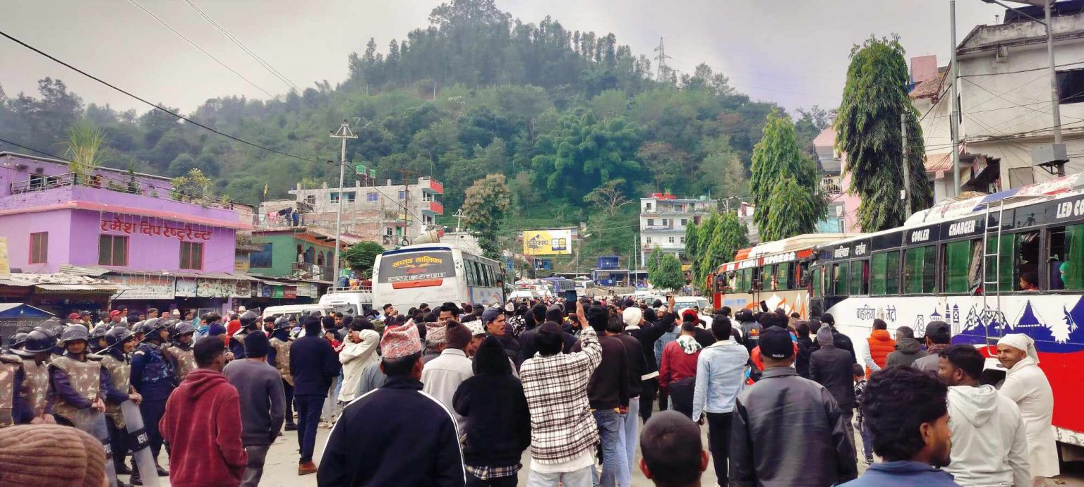 दुर्घटनामा युवकको मृत्यु, राजमार्ग अवरुद्ध