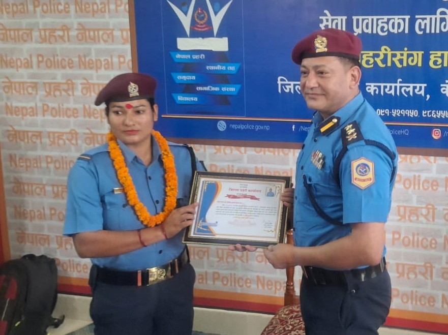 कैलालीमा सुत्केरीको उद्धार गर्न सहयोग गर्ने प्रहरी जवान देउवा पुरस्कृत