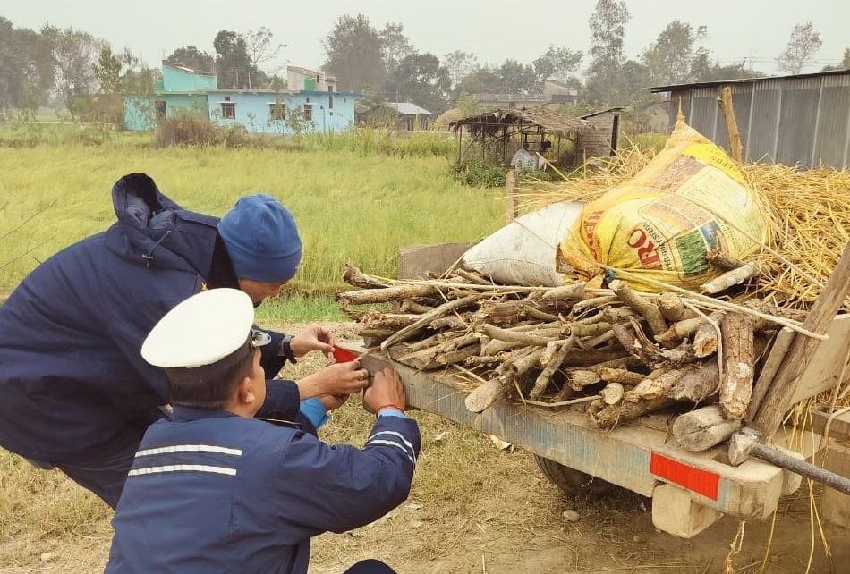 प्रहरीले थाल्यो कैलालीका गाडामा स्टिकर टाँस्ने अभियान